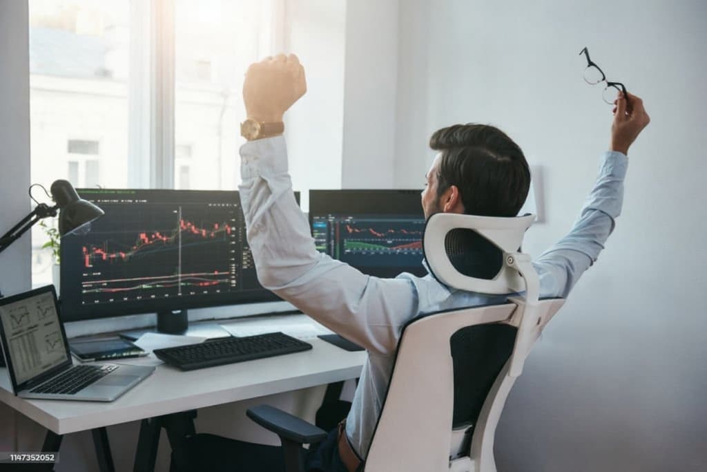 Trading charts on computer and tablet screens